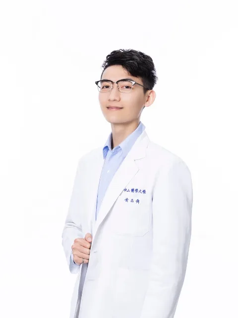 品舜穿著白袍，站在白色背景前。