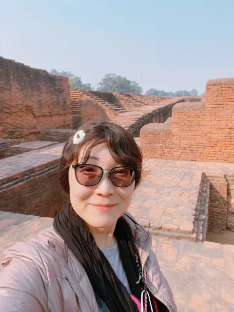怡慧在紅磚遺跡前的旅遊自拍。